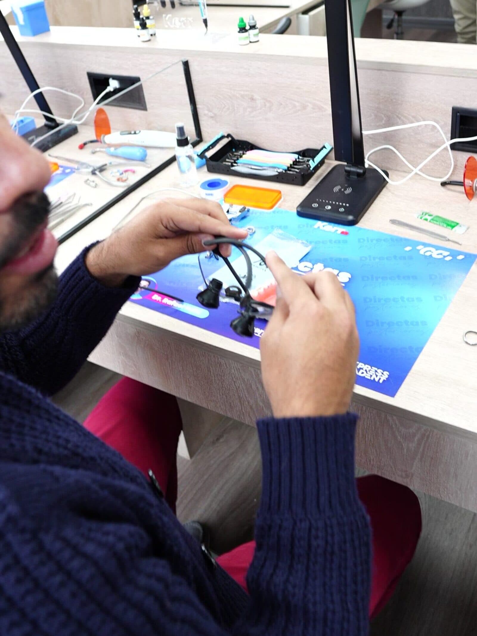 Un alumno trabajando en su puesto