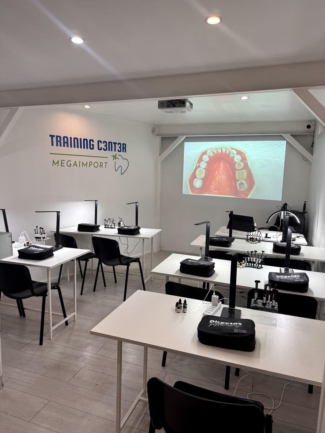 La sala montada antes de empezar el día práctico