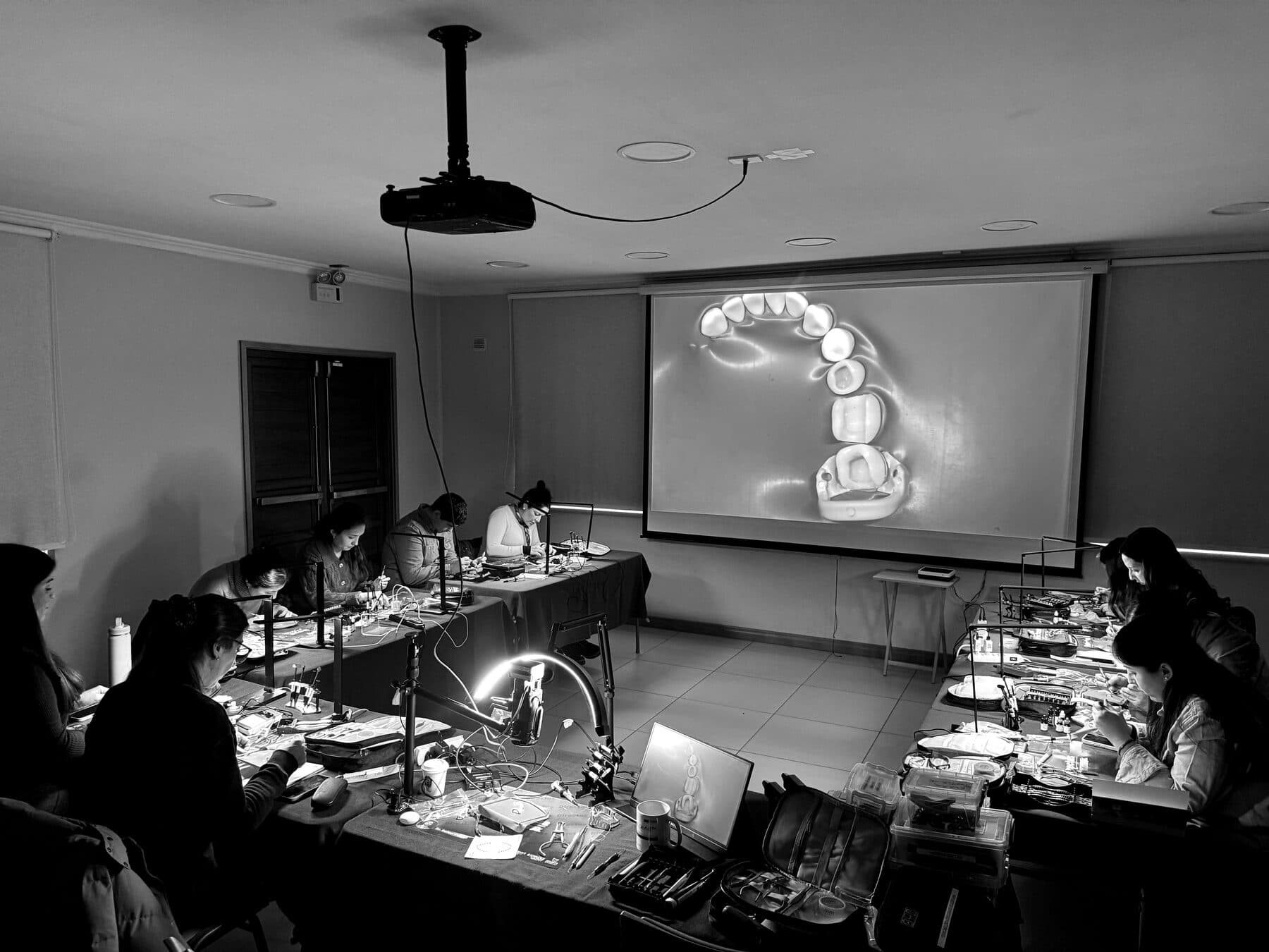 Alumnos trabajando durante el día práctico de un curso